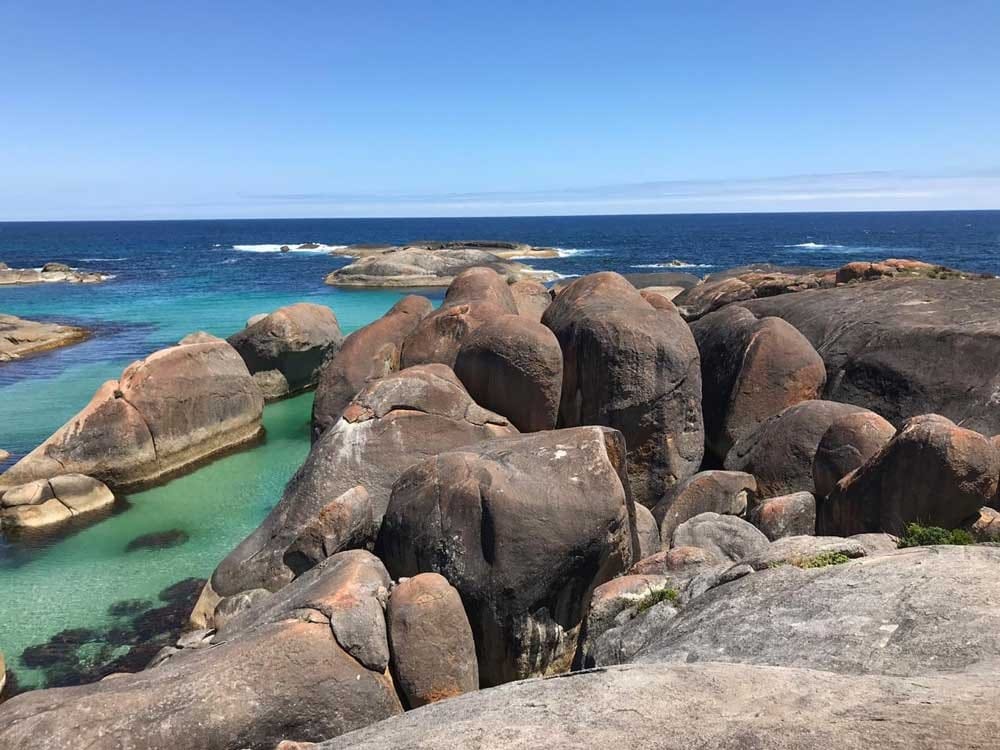 lugares de australia fotografía de unas rocas en una playa de Australia